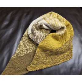 Longue écharpe Haiphong à tricoter grâce à notre kit tricot complet