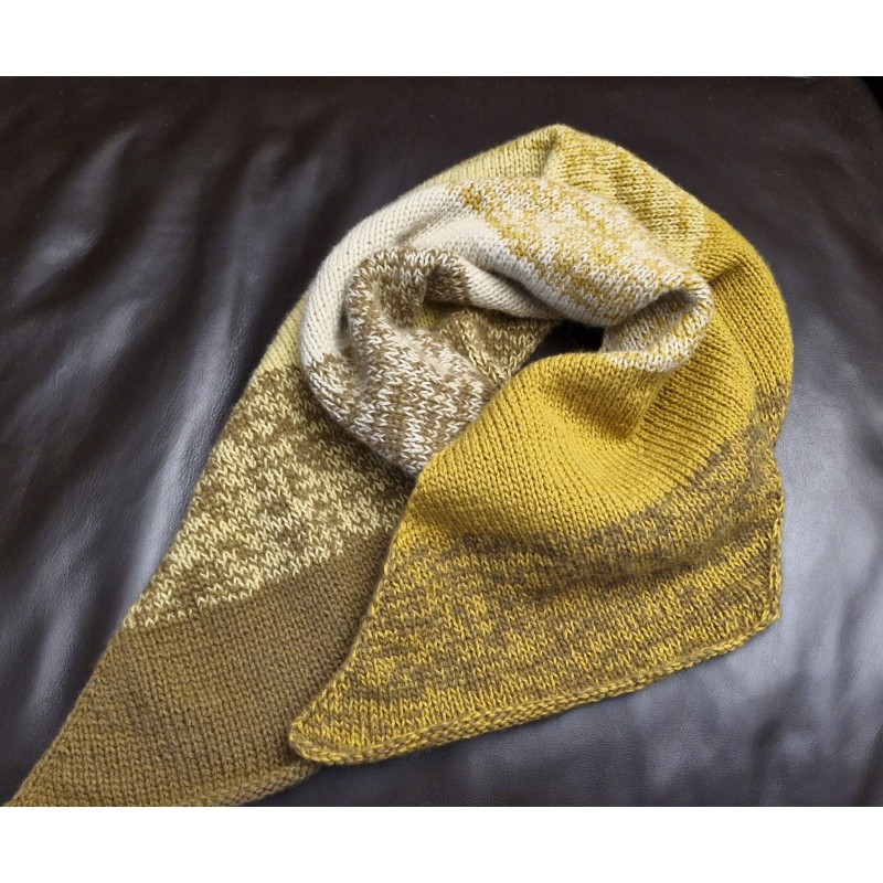 Longue écharpe Haiphong à tricoter grâce à notre kit tricot complet